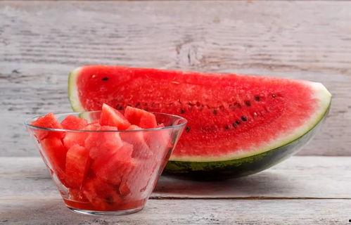 吃瓜嘴里有血,吃瓜嘴里的血腥真相揭秘